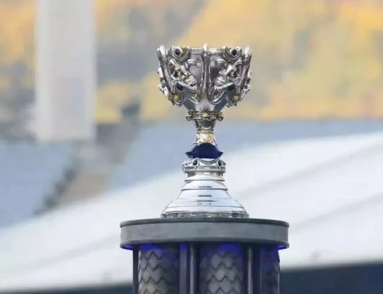 英雄联盟S8冠军奖杯（图/网友糖小摆提供）