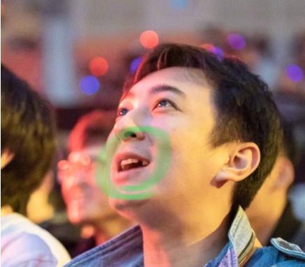 上图：王校长的牙出了点问题