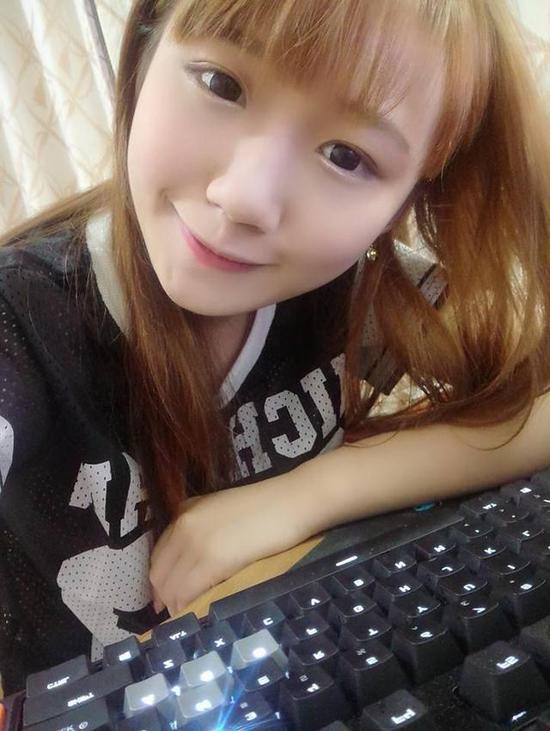 台湾LOL女主播COS阿狸打排位，输了就直播换衣服？