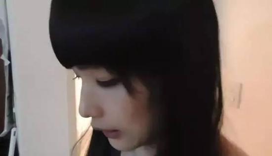 日本长发coser直播洗澡：结果一转身观众都懵了！