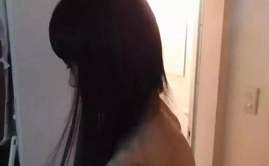 日本长发coser直播洗澡：结果一转身观众都懵了！