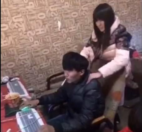 网吧LOL打团媳妇喂饭 最强中国好媳妇