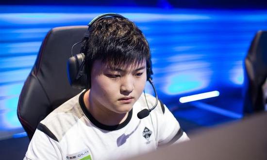 LPL职业选手们入行前都在做什么？UZI竟然是个网瘾少年！