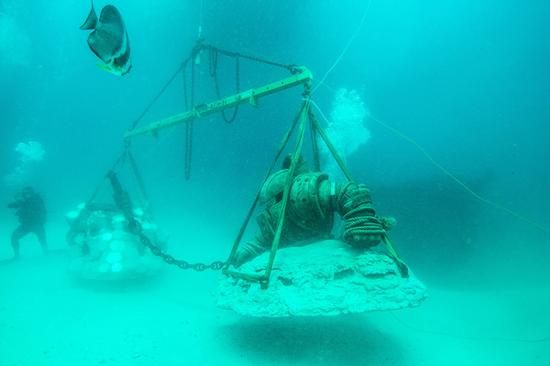 四万名玩家齐努力 泰坦雕像沉睡大洋洲