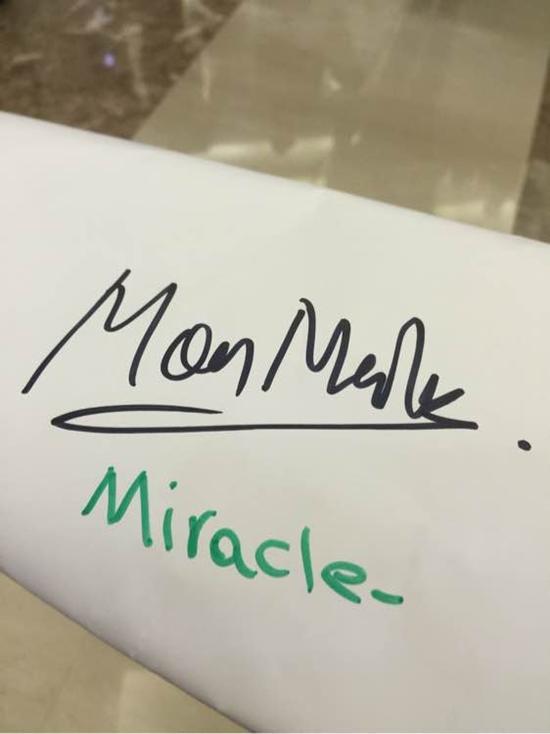 吐槽一下og四人全部低着头埋头签名头都不抬一下