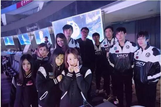 住网吧、被骗、收入低、23岁后退役 这就是真实的电竞女 ...