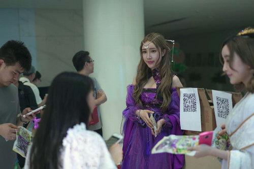 新天龙美女Coser派发果园老农奖品