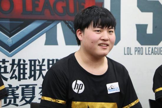 RNG赛后群访：第一把阵容太差 小虎给自己打两分