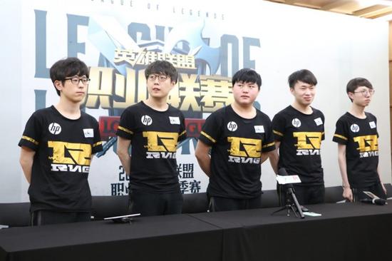 RNG赛后群访：第一把阵容太差 小虎给自己打两分