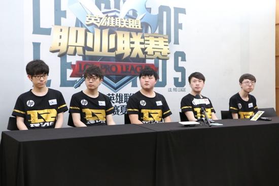 RNG赛后群访：第一把阵容太差 小虎给自己打两分