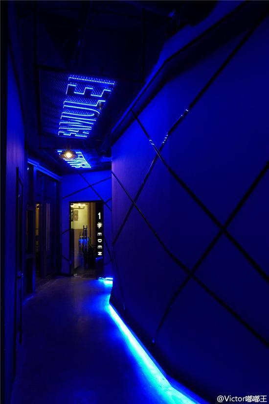 LOL前WE三大成员开的超豪华网咖：80元一小时