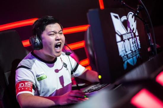 Uzi直播崩盘6连败 怒喷队友再度改名