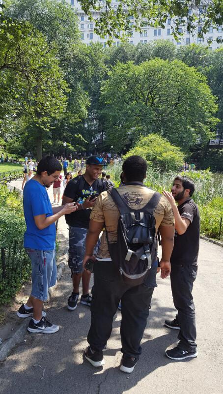 [图]停不下来 纽约中央公园变《精灵宝可梦GO》战场