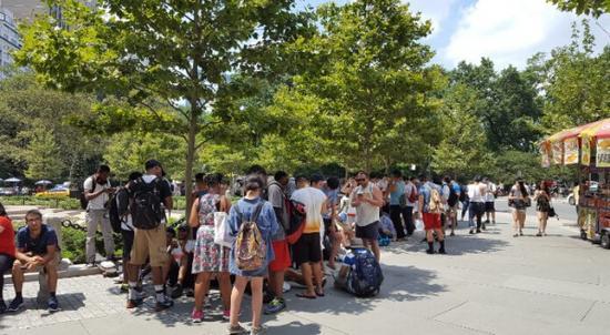 [图]停不下来 纽约中央公园变《精灵宝可梦GO》战场