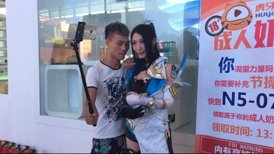 男主播大胆吃CJ女COSer“豆腐” 惨被抽脸