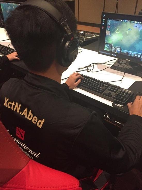 国外纷纷讨论中国打法 床神打TI居然用窗口模式