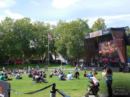 TI6淘汰赛D2粉丝晒战利品 户外观战有充电站