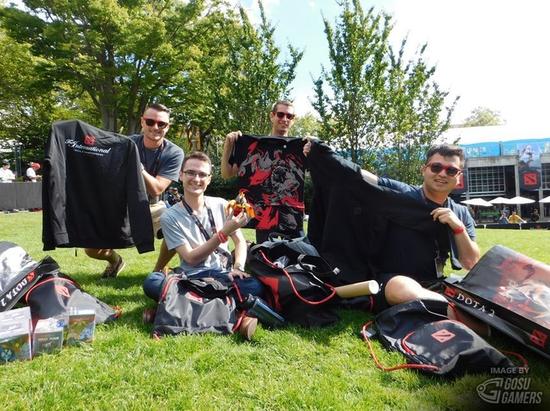 TI6淘汰赛D2粉丝晒战利品 户外观战有充电站