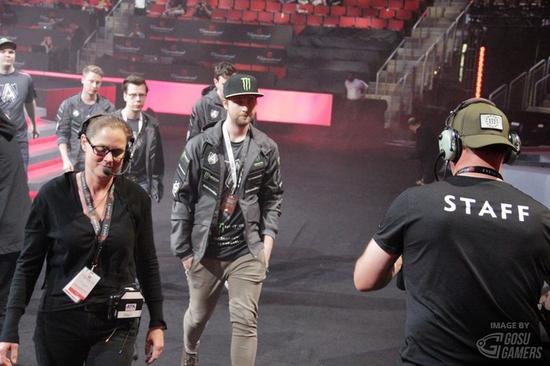 TI6淘汰赛D2粉丝晒战利品 户外观战有充电站