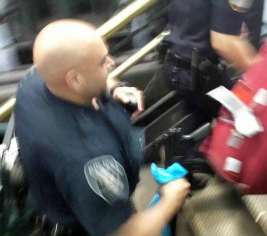 男子玩Cosplay携枪出行 被当成恐怖分子抓捕