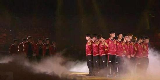 丑到辣眼睛？S6红色出征队服引发大量网友吐槽！