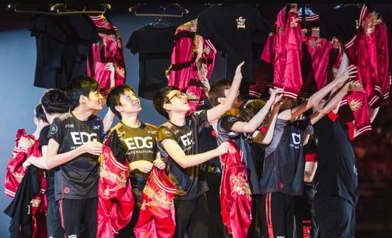 丑到辣眼睛？S6红色出征服引网友吐槽