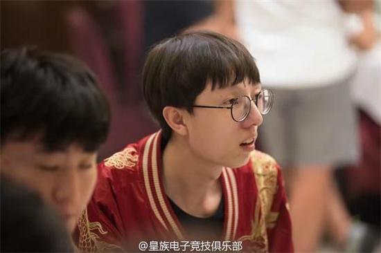 女主播撞脸 网友：香锅别扮女装！