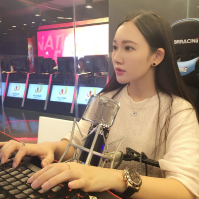 湖南卫视主持人　潘丹