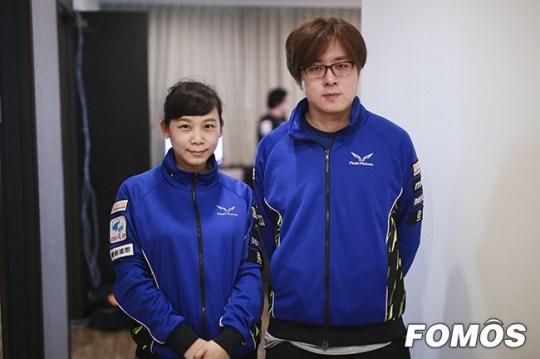 闪电狼的经纪人(左)和4Leaf