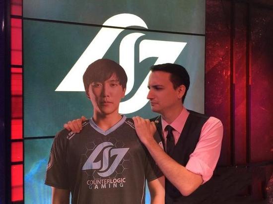 　　S5时期放在解说席上的Doublelift纸人