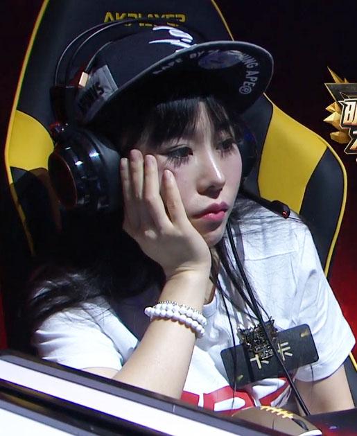 虎牙的诺诺，打野出身的她为了比赛选择了辅助位，看来还是有些担心坑队友呀。