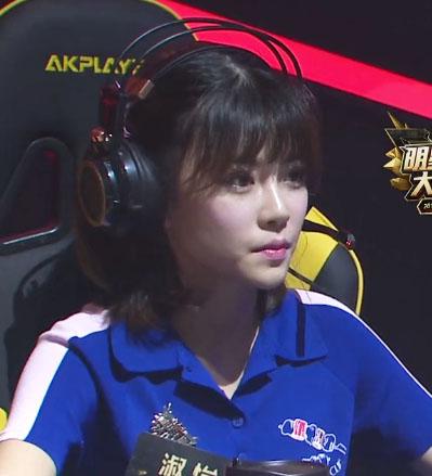 战旗女主播mint在此次对抗赛中出任adc位,中规中矩,对阵各位男主播也
