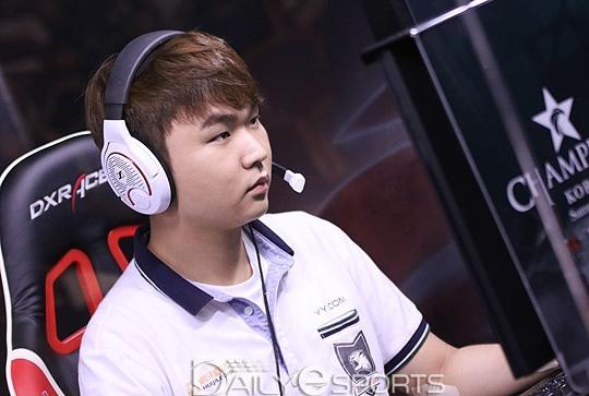 S6总决赛韩媒看思密达：SKT将第三次冠军？