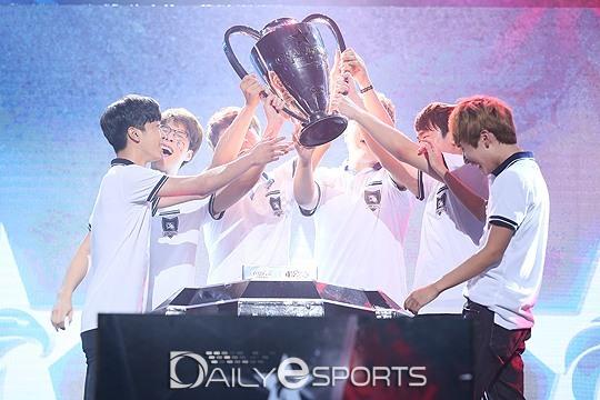 S6总决赛韩媒看思密达：SKT将第三次冠军？