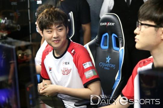 S6总决赛韩媒看思密达：SKT将第三次冠军？