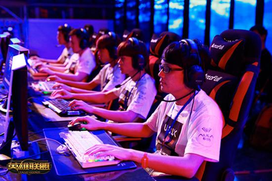 场上的高校战队选手们