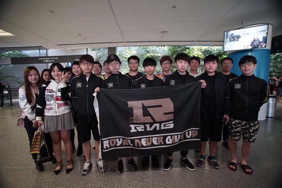 短评：LOL外援的尴尬 Mata不举中国国旗是本分还是造作？