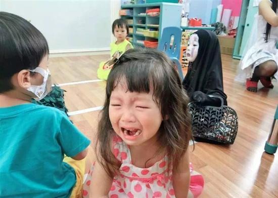 　　1　被“孤立”后，小女孩一脸无辜+蒙圈，网友帮忙配旁白：宝宝好委屈，我这么出神入化你们为什么哭……