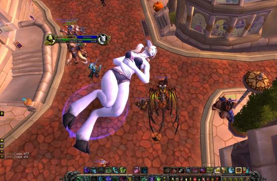 新玩法get！魔兽主城出现巨型裸体角色