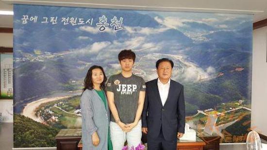 SKT成韩国好榜样！Bang拿冠军回家乡做建设