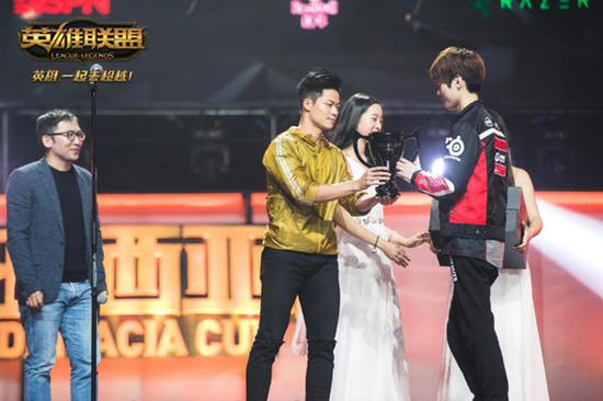 图1：国家田径队运动员苏炳添为Deft颁发年度MVP奖项