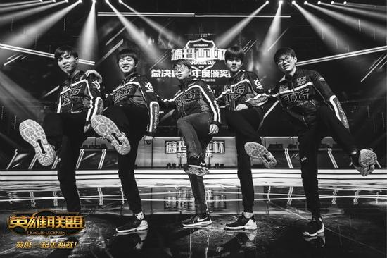 图4：EDG在德杯现场的留影