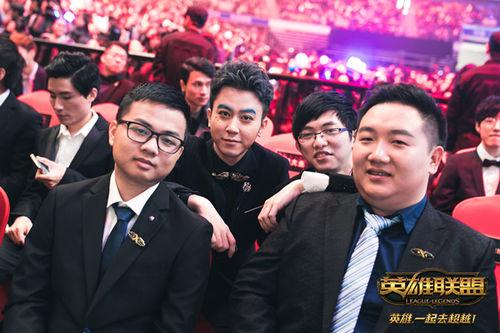左雾与Snake战队队员（左二CoLin曾为Snake征战LSPL）