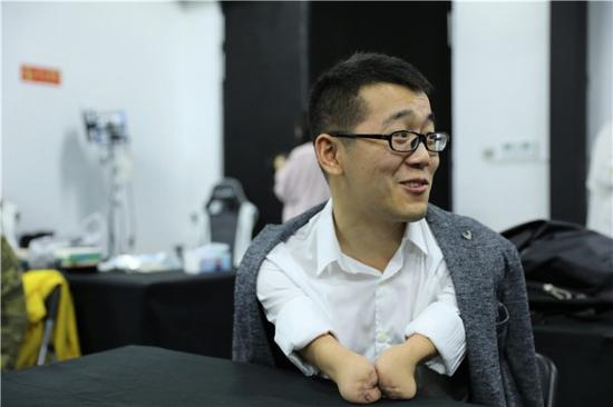 无手哥晓鹏：我从来没把自己当成残疾人