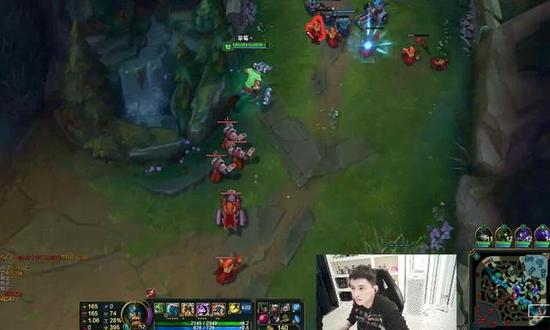 　　而在刚刚的直播中，草莓问询若风“什么时候S赛能在中国打啊。”