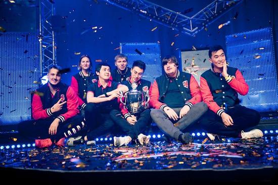 夺冠后的Gambit众人非常开心