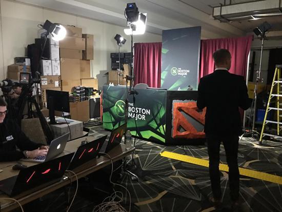  房间里面开始就是各个信号的制作团队了。