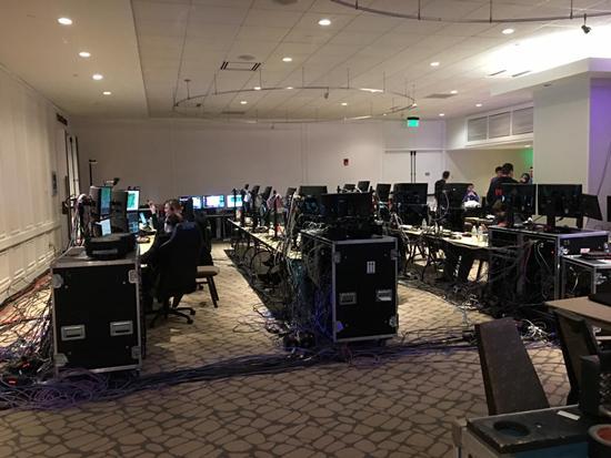  旁边就是PGL的工作区域，我从他们的战袍上认出来的，这次PGL来了大队人马，可以看出为这次赛事的顺利进行是做足了准备。