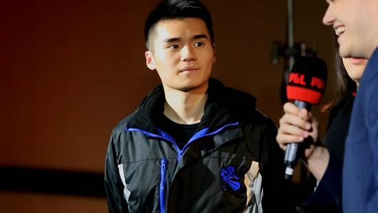  赛后接受主持人采访的两人，说不定就会在这一届比赛上成为宿敌。Sccc的眼神还是依旧那么无辜，不信再多放两张看看。