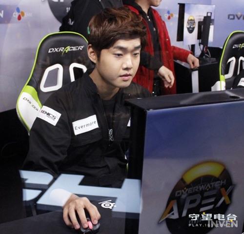 Evermore在进行APEX的比赛